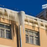 В Тюменской области запустили мониторинг уборки крыш от снега и сосулек