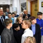 Владимир Мутовкин и Юрий Зиновьев провели экскурсию по зданию городской мэрии для воспитанников социально-реабилитационного центра