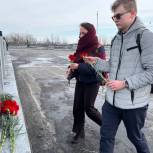 В Мурманске по инициативе «Единой России» возложили цветы к памятной плите городу-герою Севастополю