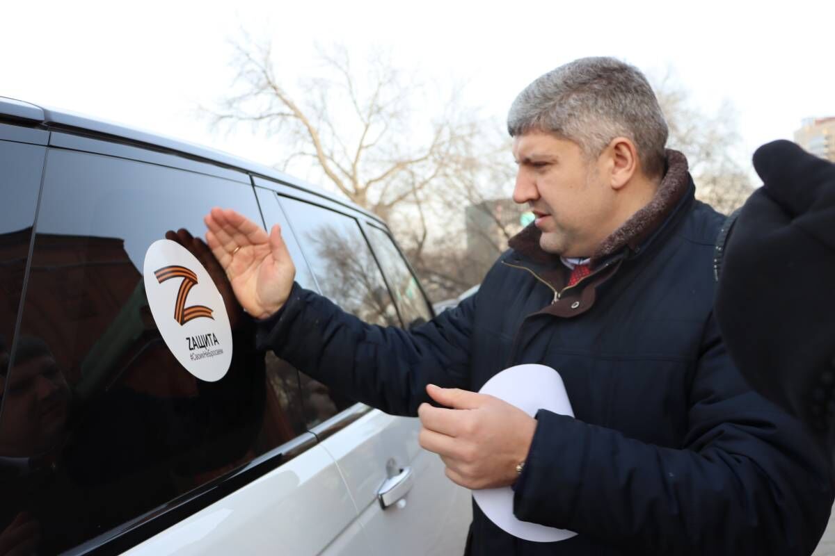 Депутаты-единороссы наносят на автомобили знак «Z» в поддержку российской  армии