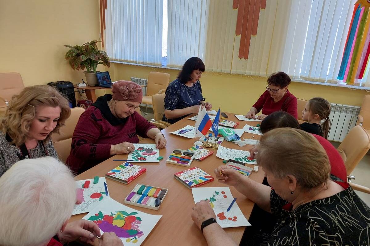 Вейделевские партийцы провели арт-терапию для граждан старшего поколения