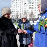 Тюльпаны для милых дам: «Единая Россия» подарила цветы жительницам Коми
