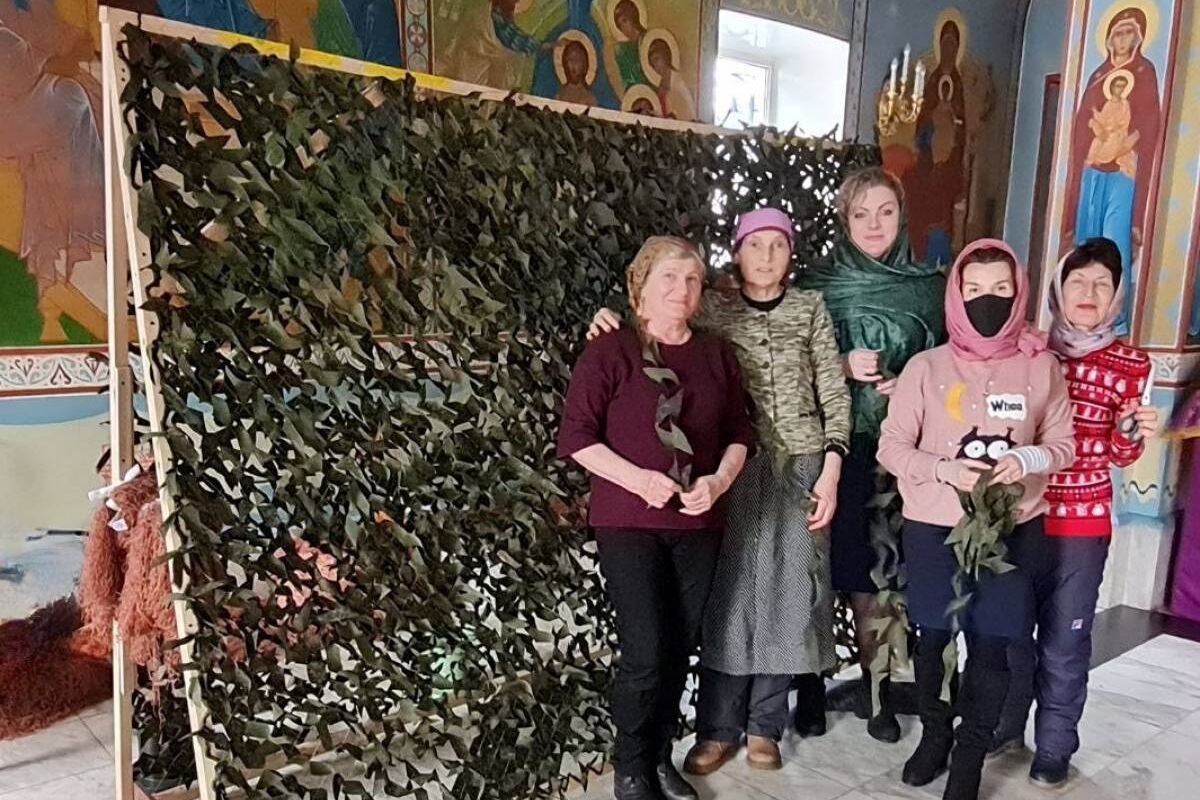 При поддержке «Единой России» жители регионов изготавливают маскировочные сети и окопные свечи для участников СВО
