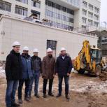 Александр Мажуга проверил ход работ на завершающем этапе строительства новой поликлиники в районе Строгино