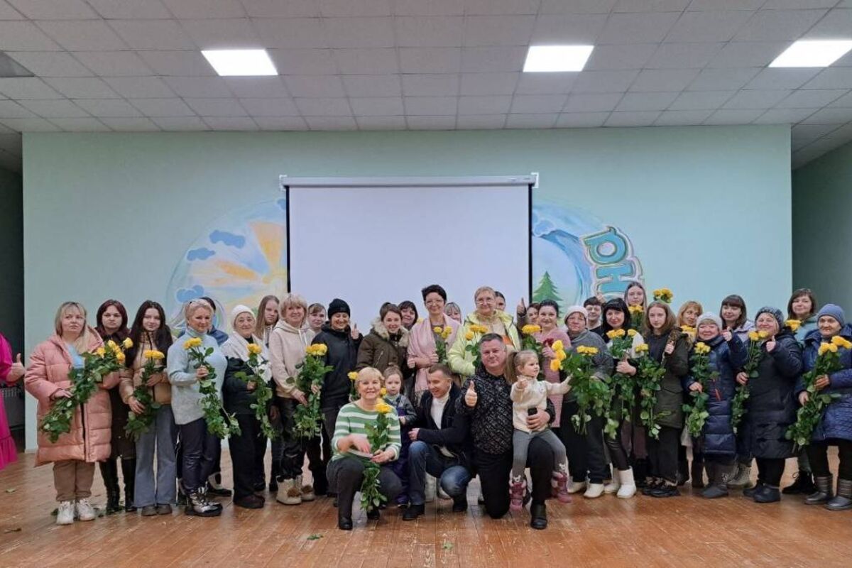 Московские единороссы поздравили женщин, проживающих в ПВР, с 8 Марта