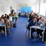 В Великих Луках единороссы провели для студентов интеллектуальную игру в честь воссоединения Крыма с Россией