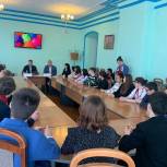 Евгений Илле встретился со студентами дискуссионного клуба «Точка зрения» в Троицке