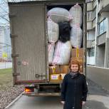 На юго-востоке Москвы единороссы загрузили собранную гуманитарную помощь для отправки в Мариуполь