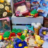 В Ханты-Мансийске «Единая Россия» передала игрушки маленьким пациентам окружной больницы