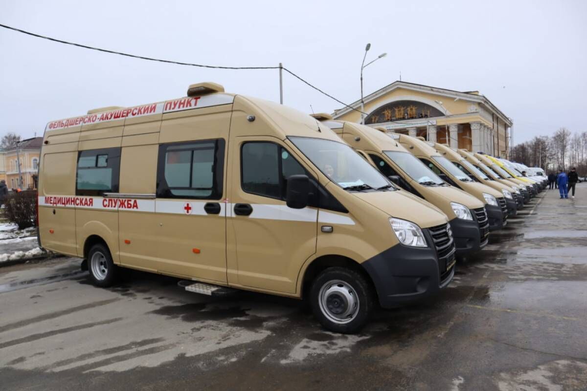 Новые мобильные ФАПы и машины скорой помощи передали в медучреждения Карелии