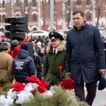 Евгений Куйвашев возложил цветы к памятнику воинам Уральского добровольческого танкового корпуса