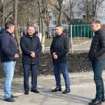 Роман Шевелев в очередной раз проинспектировал ход работ сквера за кинотеатром «Ассоль»