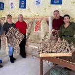 Партийцы Уральского организовали цех по плетению маскировочных сетей