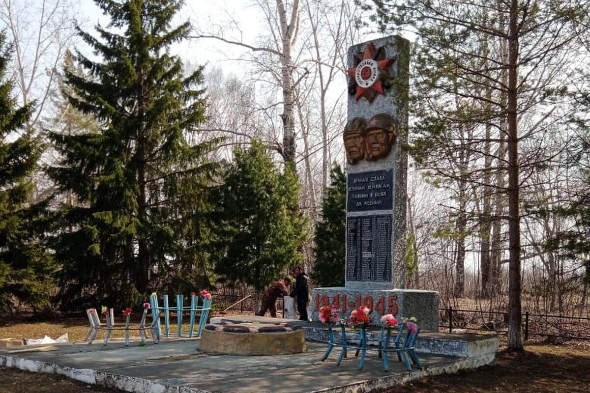 Владимир Мазур поручил благоустроить ко Дню Победы памятные объекты