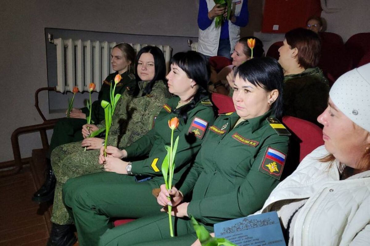 «Единая Россия» подарила жёнам военнослужащих в Биробиджане праздничный концерт