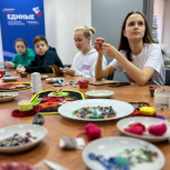 В Московской области активисты «Единой России» вместе с детьми участников СВО сделали подарки к 8 марта