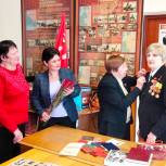 Муниципальный депутат Александра Веселова вручила юбилейную медаль ветерану Великой Отечественной войны из Ново-Переделкина