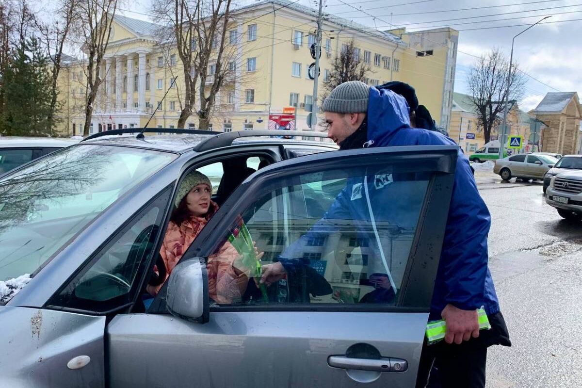 Молодогвардейцы приняли участие в ежегодной акции «Цветы для автоледи»