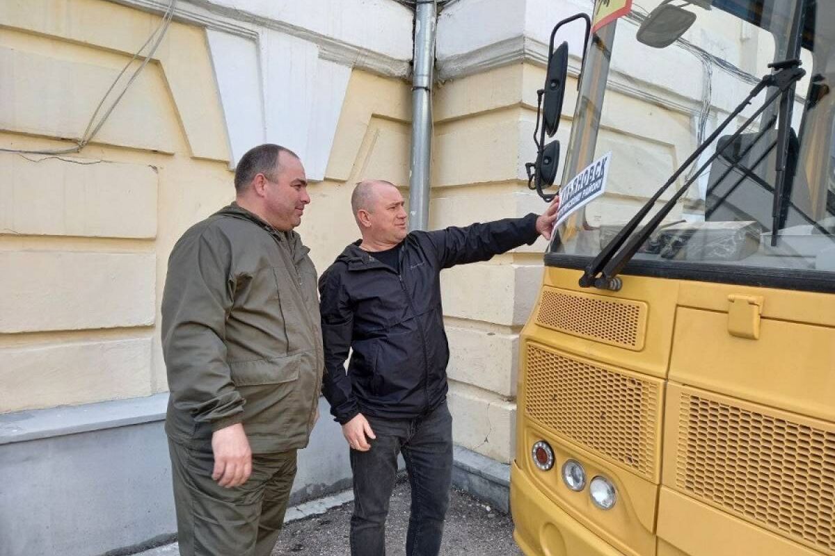 Ульяновские единороссы повезли детям в Лутугино школьные автобусы,  канцтовары и оргтехнику