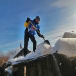 Волонтеры «Единой России» в Еманжелинском районе помогли матери военнослужащего убрать снег