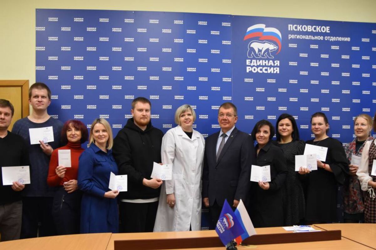 Удостоверения об окончании курсов по программе «Общий уход за пострадавшими/ранеными» вручили третьей группе волонтеров в Пскове