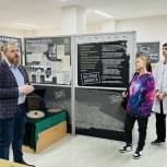 «Историческая память»: в Салехарде для студентов колледжа провели экскурсию по выставке «Без срока давности»