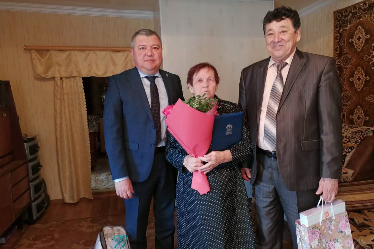 «Единая Россия» поздравила с днём рождения старейшего члена партии