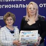 Новости из дома: алтайские единороссы отправляют местные газеты участникам СВО