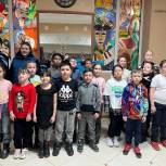 Южно-сахалинские партийцы организовали для детей поход в театр кукол