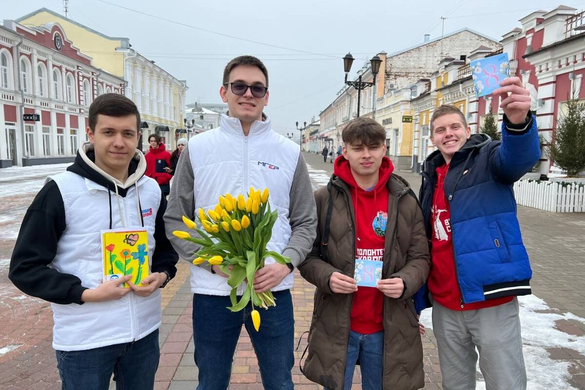 В Тамбове «Молодая Гвардия Единой России» вручила женщинам цветы к 8 марта  | 08.03.2023 | Тамбов - БезФормата