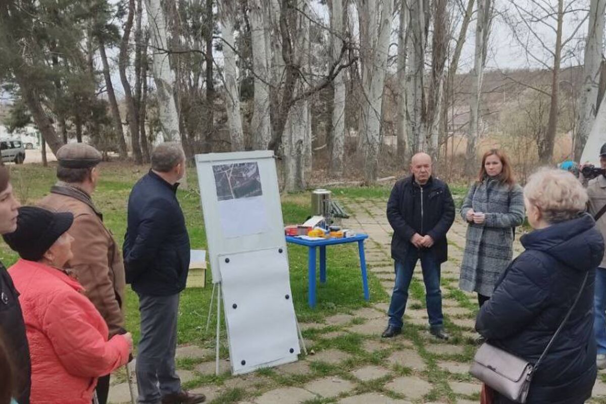 Партийцы обсудили с жителями Любимовки благоустройство сквера у мемориала Погибшим односельчанам