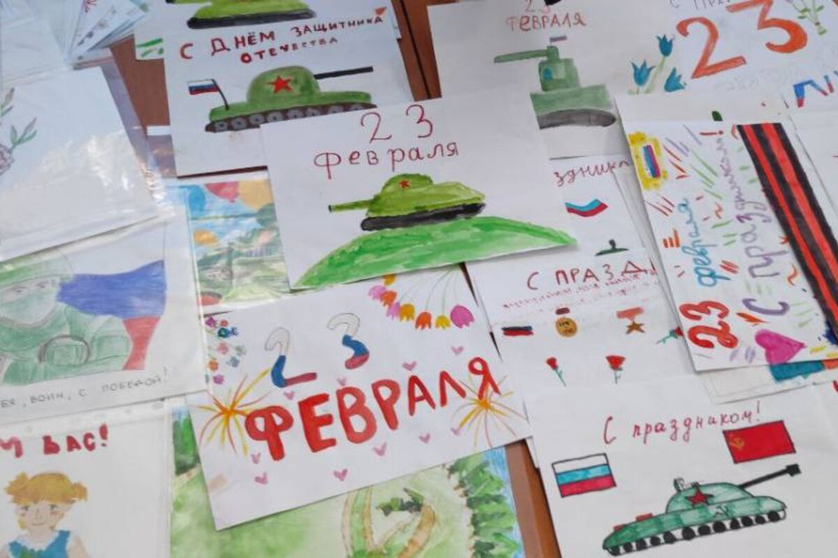 Школьники передали партии «Единая Россия» письма и рисунки для участников СВО