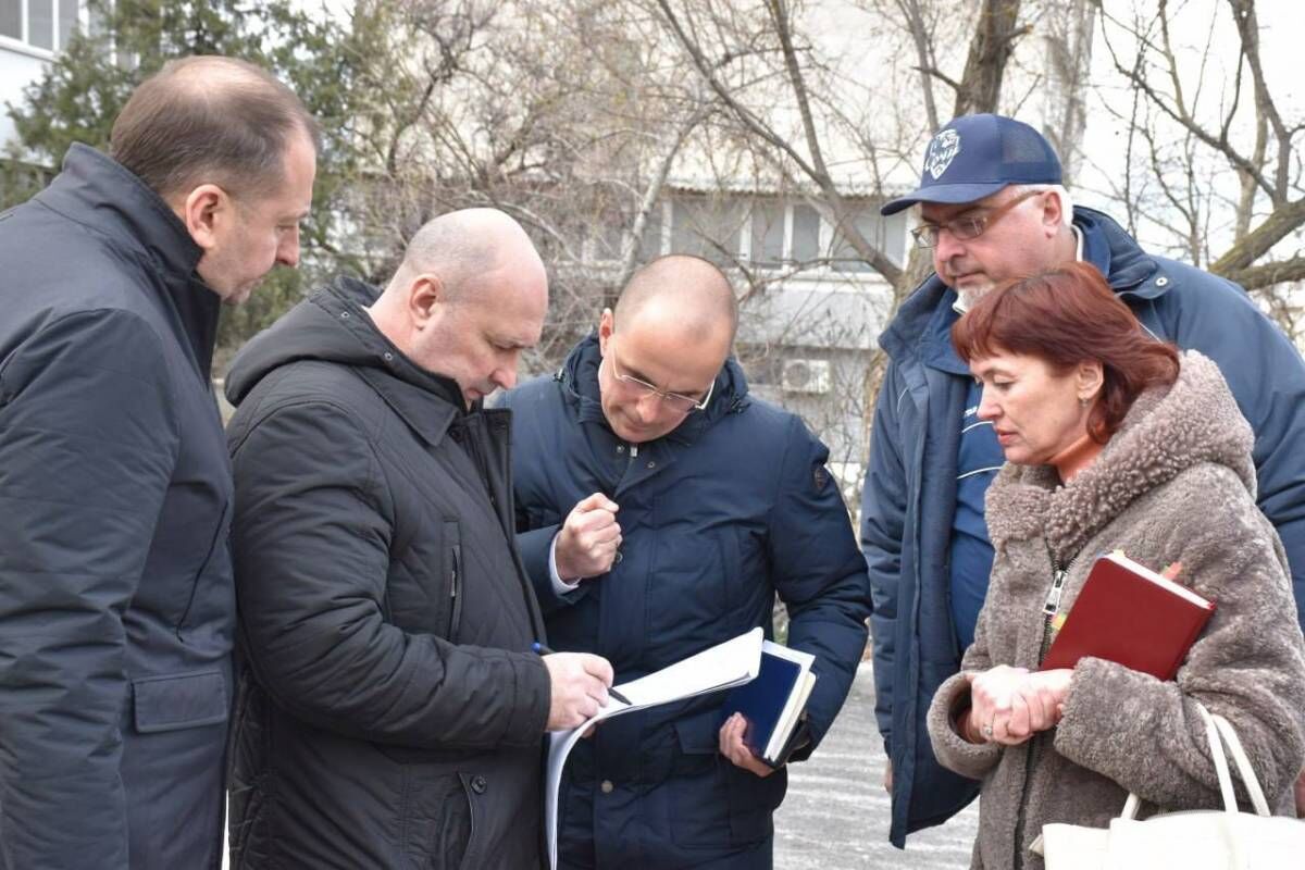 Владимир Немцев проверил ход работ по благоустройству дворов на улице Дмитрия Ульянова