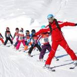 Сахалинские школьники на уроках физкультуры учатся кататься на горных лыжах и сноуборде