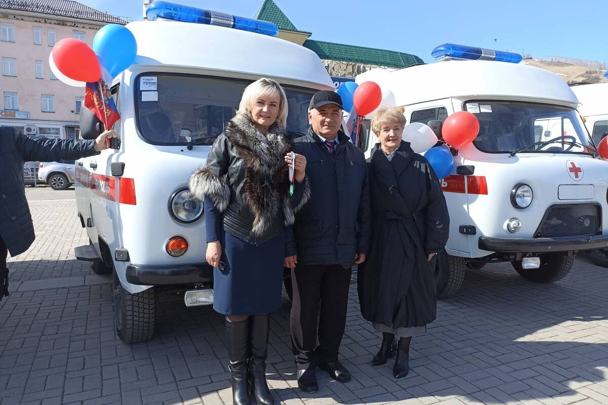 Районным больницам в Республике Алтай вручили новые автомобили скорой помощи
