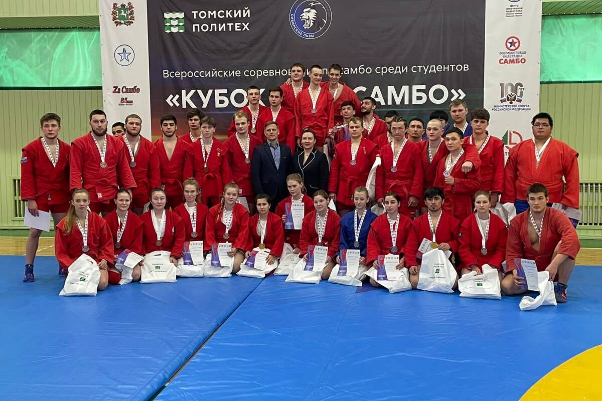Омские спортсмены заняли призовые места на турнире по самбо