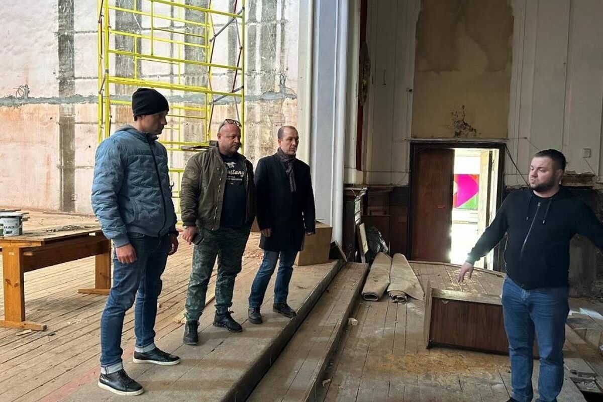 Единороссы обсудили ход выполнения ремонтных работ в Городском театре Черняховска