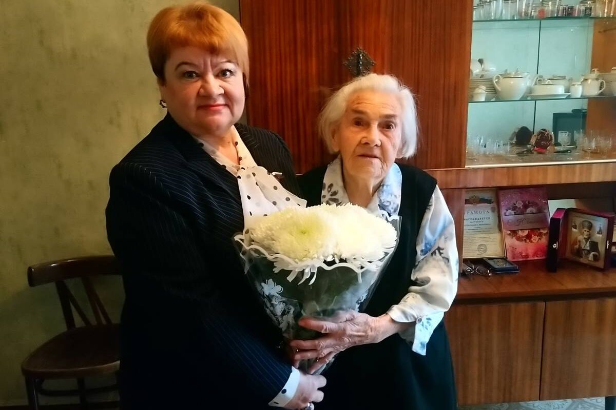 Галина Алёшина поздравила плавчанку–ветерана Великой Отечественной войны Александру Матвееву со 100-летним юбилеем