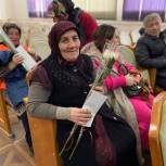 Единороссы Кизилюрта поздравили тружениц городских служб с 8 марта
