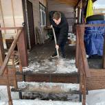 Активисты «Единой России» помогли жене мобилизованного дмитровчанина с уборкой снега