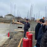 Депутаты от «Единой России» проконтролировали ход строительства новой школы в Кизляре