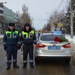 Партийцы в Клину поздравили автоледи с праздником