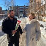 Цветы, улыбки и тёплые слова: депутаты и волонтёры партии «Единая Россия» поздравили женщин региона с 8 марта