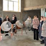 Партийный десант проинспектировал ход ремонтных работ школы №2 в Колпашево
