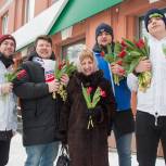 Активисты «Единой России» подарили жительницам Кузбасса более 6 тысяч тюльпанов