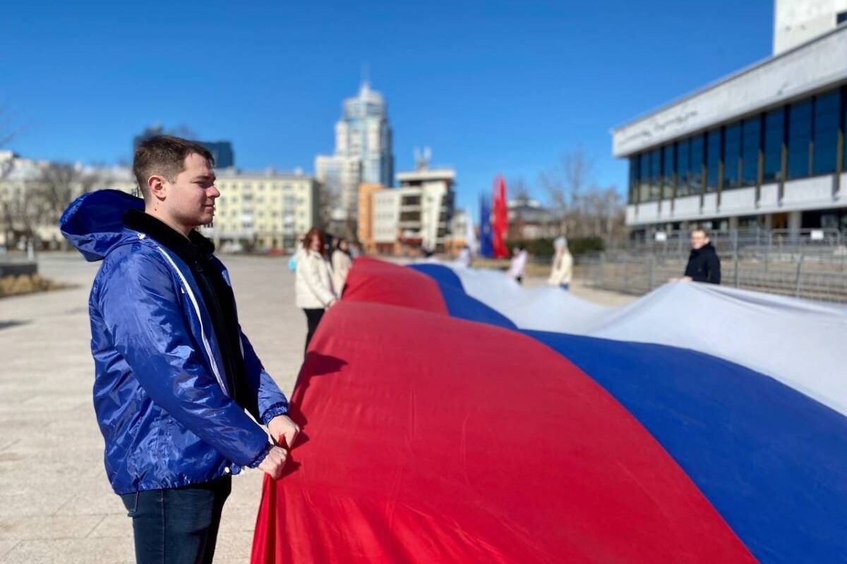 В День воссоединения Крыма с Россией активисты «Единой России» и «Молодой  Гвардии» провели патриотическую акцию | 19.03.2023 | Воронеж - БезФормата