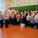 В Московской области «Единая Россия» передала волонтёрам швейные машинки