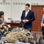 При поддержке «Единой России» в Москве открылся центр по плетению маскировочных сетей