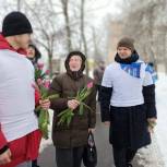 Более 2000 цветов получили жительницы юга Москвы в рамках акции «Дарите женщинам цветы»
