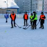 В Ноябрьске провели турнир по хоккею в валенках среди молодежных любительских команд